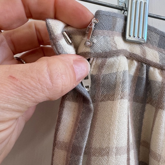 VINTAGE David Brooks Plaid Gray, Tan & Cream WOOL Skirt - fits like a size 4 - Picture 7 of 8